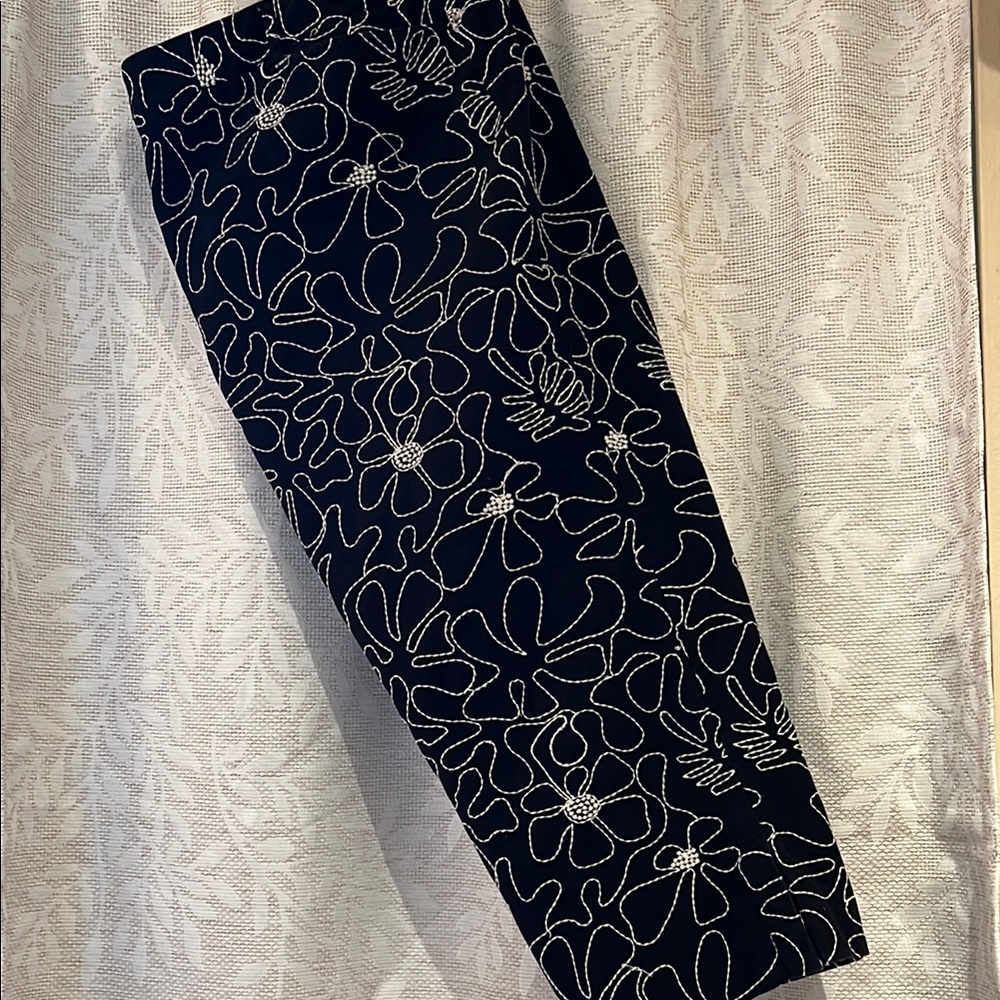 Talbots Black Capri Pants with White Floral Pattern (inner lining,pockets,slit)
